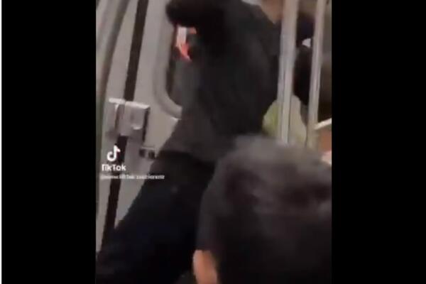 AMERIKA KLJUČA: Crnac BRUTALNO pretukao Azijata u metrou! (UZNEMIRUJUĆI VIDEO)