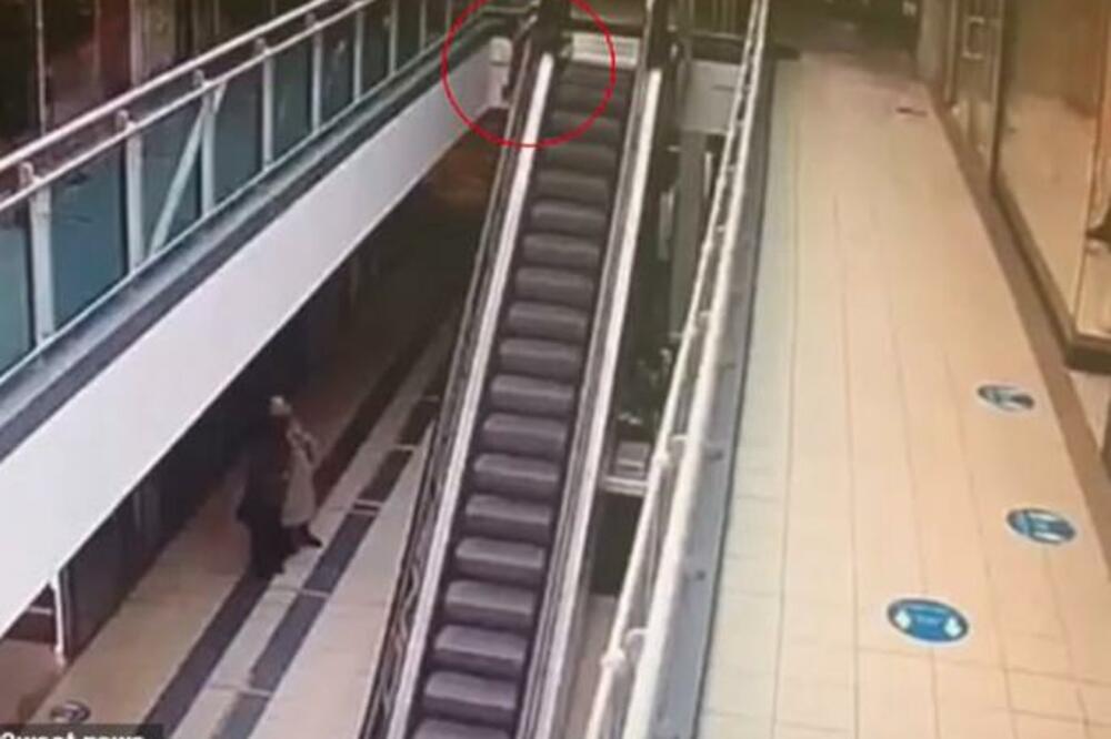 JEZIV PRIZOR U TRŽNOM CENTRU: Dečak (4) visio na pokretnim stepenicama pa pao sa 20 metara visine!