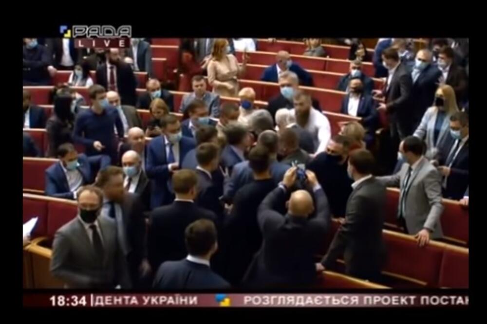 NEVIĐENA TUČA NARODNIH POSLANIKA U UKRAJNI: Porošenko pokazao zavidne veštine! (VIDEO)