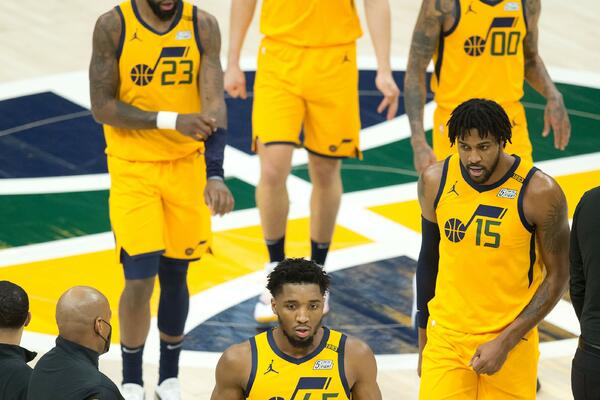 VELIKA DRAMA NA NEBU IZNAD AMERIKE!!! Avion sa košarkašima JUTA DŽEZA teško oštećen u vazduhu, prinudno sletanje!