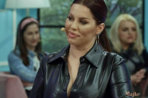 U CRNOJ KOŽI! RASPALILA MAŠTU UŽIVO U EMISIJI: Utegla se u BEZOBRAZNO DOBROJ KOMBINACIJI, mamila poglede! (FOTO)