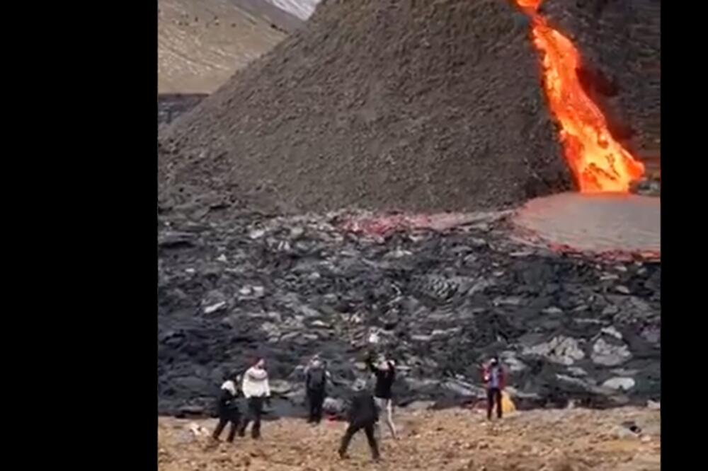 NAJSKLADNIJA SLIKA IKADA: Vrela lava se sliva, oni igraju odbojku