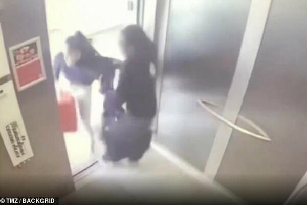 ISPLIVAO SNIMAK NA KOJEM POZNATI REPER MALTRETIRA SVOJU BIVŠU DEVOJKU: OBARA JE NA POD, niko joj ne pomaže! (VIDEO)