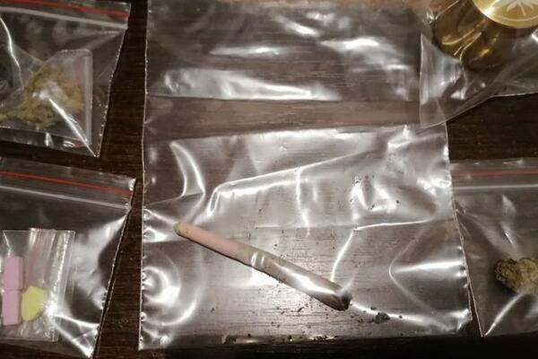 HAPŠENJE NA ČUKARICI: Policija osumnjičenom pretresla stan i našla oružje, drogu i municiju!