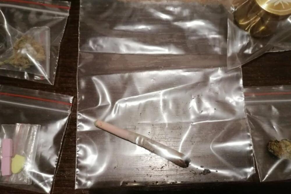 HAPŠENJE NA ČUKARICI: Policija osumnjičenom pretresla stan i našla oružje, drogu i municiju!