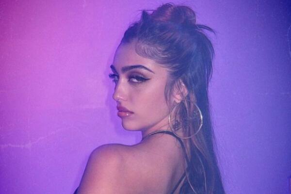 MAJKA JOJ JE VELIKA PEVAČKA ZVEZDA A ONA PREDNJAČI DA ODUZME SLAVU: Na svojim leđima ima POSEBAN SIMBOL! (FOTO)