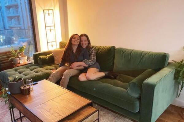 OPTIČKA VARKA! MLADI PAR PODELIO FOTOGRAFIJU KOJA JE ZBUNILA CEO SVET: Izgleda kao da su zamenili tela (FOTO)