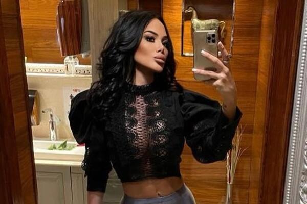 TAMARA ĐURIĆ NAKON RASKIDA ŽARI I PALI! Popela se na auto od 150.000 EVRA i gigantskim atributima napravila KOLAPS!