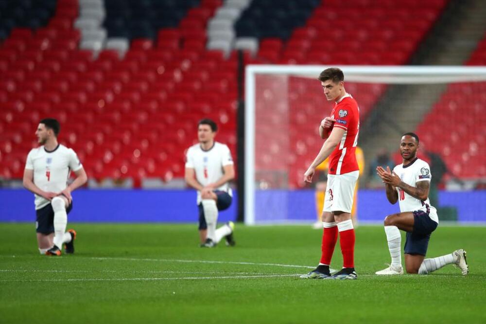 ENGLEZI UPORNI U PROTESTU PROTIV RASIZMA, POLJACI IH ISKULIRALI: Zašto bismo klečali?!