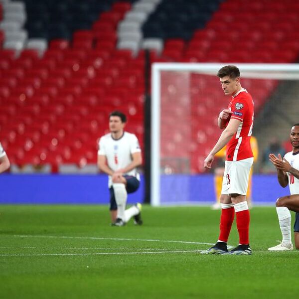 ENGLEZI UPORNI U PROTESTU PROTIV RASIZMA, POLJACI IH ISKULIRALI: Zašto bismo klečali?!