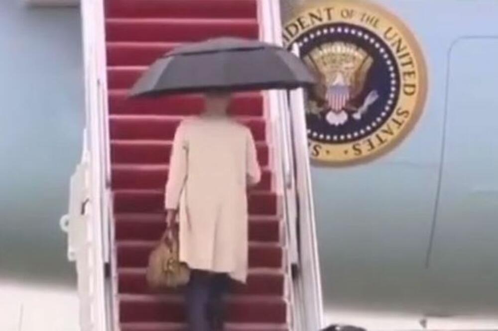 Stepenice će mu doći GLAVE! Bajden ponovo počeo da se sapliće dok se ukrcavao na AVION! (VIDEO)