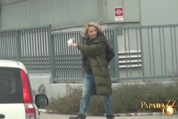 NEVOLJE U RAJU! GOCA TRŽAN UHVAĆENA LJUTA NA ULICI, RAŠU PREKORILA POGLEDOM PA NASTAVILA DALJE SAMA! (FOTO)