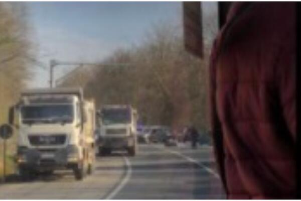 UŽAS NA IBARSKOJ! Automobil potpuno smrskan, od siline udara kamiona završio na drugom vozilu (FOTO)