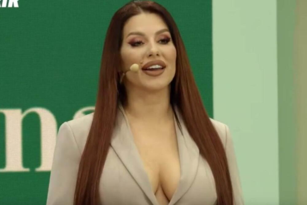 SEKA ALEKSIĆ SE SLIKALA IZAZOVNO BEZ GRUDNJAKA, A ONDA NASTAO OPŠTI HAOS: Ljudi su morali da ZUMIRAJU čak 150 puta!