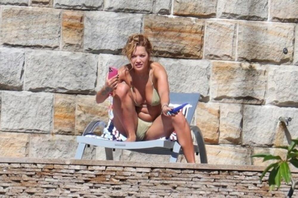 IMALA TROJKU S REŽISEROM,PA MU REKLA "DA"?! PRIČA SE DA SE UDALA ZA PEVAČA ALBANSKOG POREKLA: Razočarala Srbe! FOTO