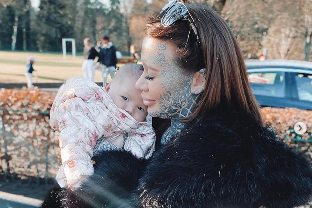 GOVORE JOJ DA JE LOŠ UZOR DETETU! MAJKA NA METI UVREDA ZBOG TETOVAŽA: Na njih potrošila 35.000 evra (FOTO)