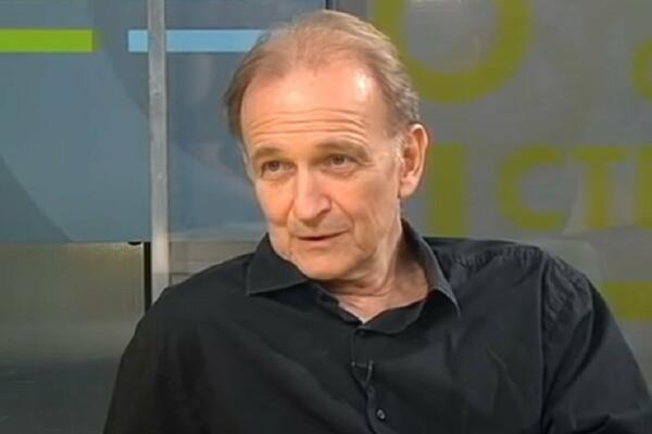 ZVEZDA SERIJE PORODICA JE U SREĆNOM BRAKU SA 20 GODINA MLAĐOM GLUMICOM: Svi je znamo iz POZNATE hit serije! FOTO