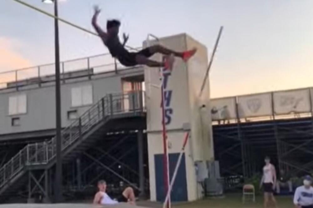 STRAŠNA SCENA: Skakač motkom izgubio kontrolu u letu i pao direktno na glavu! (VIDEO)