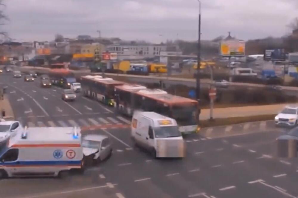 STRAVIČAN SUDAR, AUTO NALETEO NA KOLA HITNE POMOĆI U PUNOJ BRZINI: Snimljen je sav užas (VIDEO)