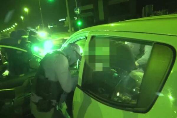 UKP MUNJEVITO IZVUKAO LOPURDU IZ SKUPOCENOG AUTOMOBILA! Pogledajte akciju hapšenja u Beogradu