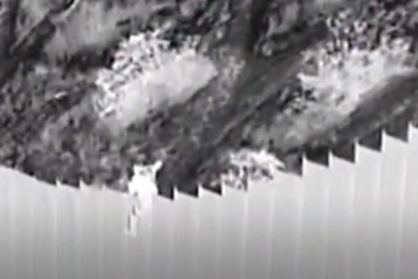 DA LI JE MOGUĆE? STRAVA I UŽAS NA GRANICI: Krijumčari bacali dvoje dece preko zida visokog ČETIRI METRA! (VIDEO)