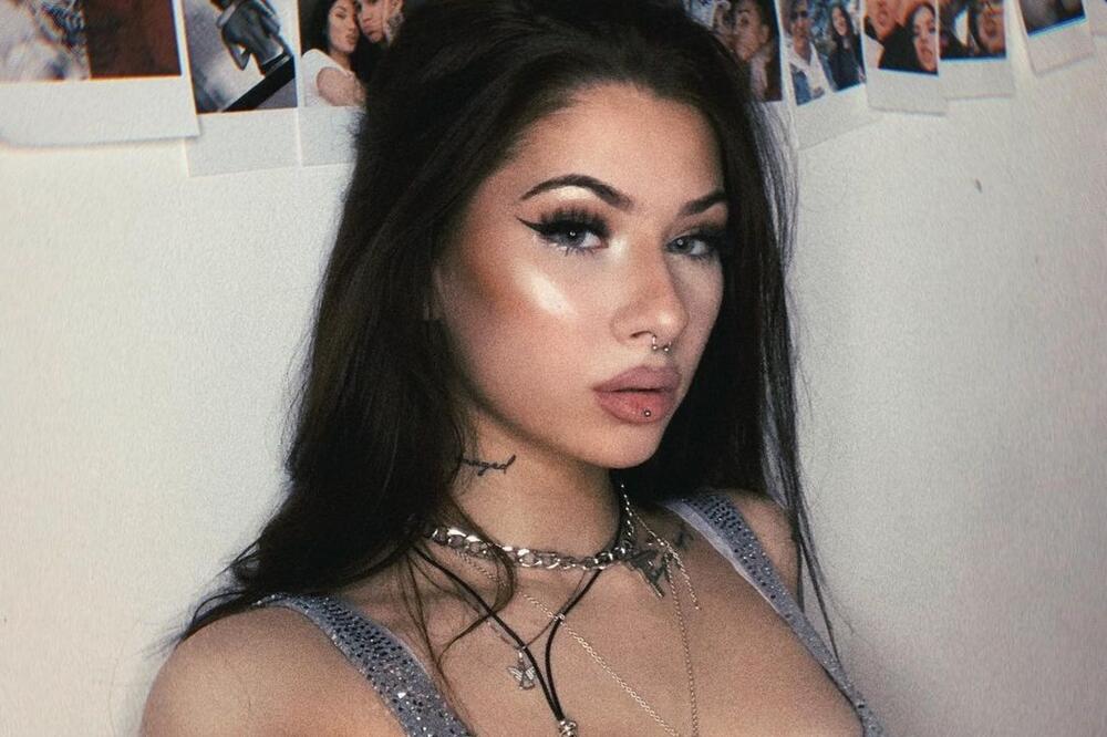 SKANDALOZNA TIKTOKERKA SE SKINULA I POKAZALA NOVE GRUDI: Objavila provokativnu fotku iz svog kupatila!