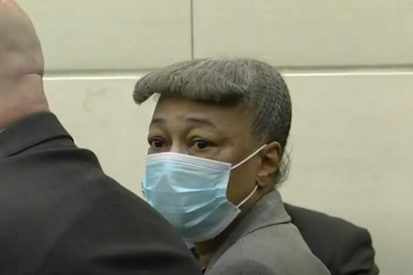 IMALA JE VIŠE MOĆI OD BOGA! UMRLA ANA,VOĐA KULTA NA FLORIDI:Mučila i izgladnjivala decu, kupala ih u hemiji (VIDEO)