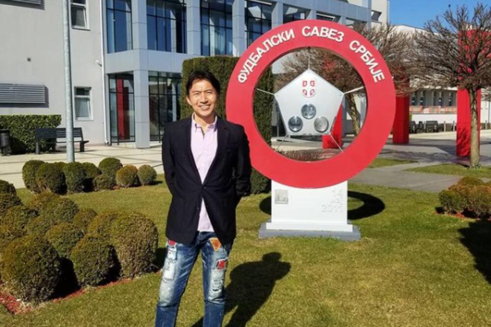 JAPANAC ODUŠEVIO SVE NA STADIONU: Da vidite samo kako pomoćni trener reprezentacije Srbije peva himnu! (VIDEO)