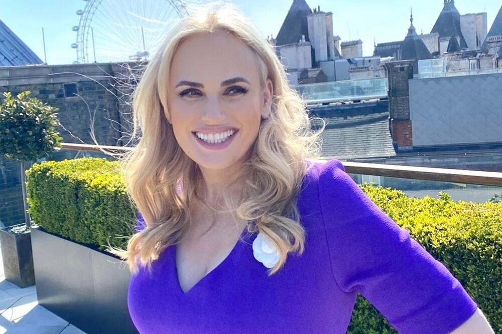 SLAVNA GLUMICA NAKON ŠTO JE SMRŠALA 30 KG POZIRALA POTPUNO GOLA: Pokazala nikada vrelije telo, OPUSTILA SE PREVIŠE!