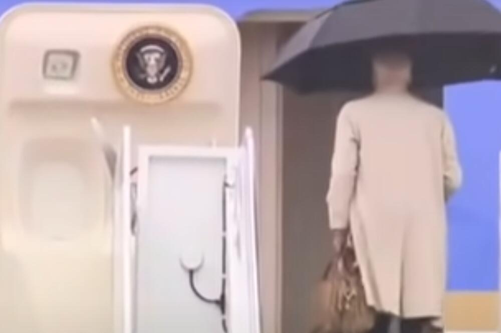 BAJDEN SE OPET OKLIZNUO NA STEPENICAMA: Imao je mnogo sreće! (VIDEO)