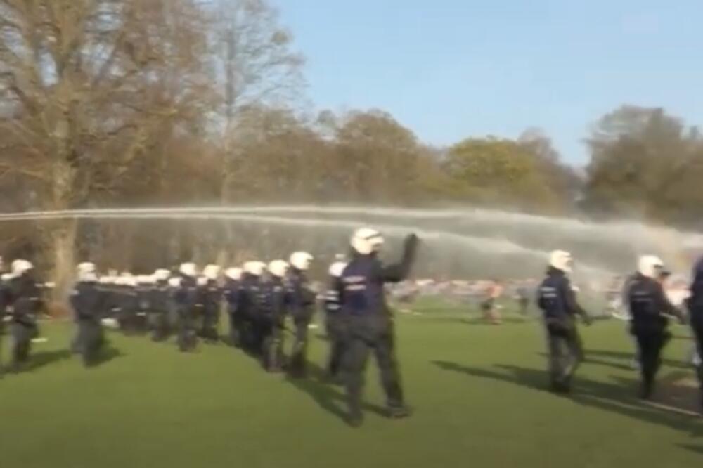HAOTIČNO STANJE U BRISELU: Policija rasteruje ljude suzavcem i VODENIM TOPOVIMA, sve počelo kao prvoaprilska ŠALA