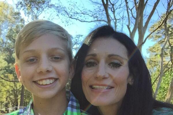 STAVILA JE DIKTAFON U ŠKOLSKU TORBU SVOG SINA: Kad je preslušala snimak, ostala je BEZ REČI!