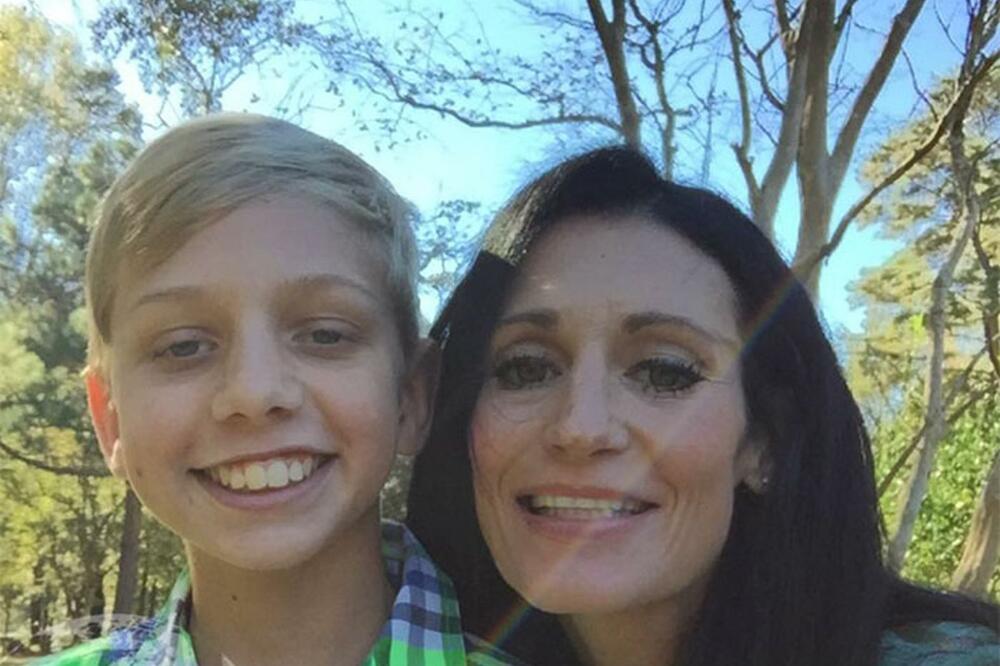 STAVILA JE DIKTAFON U ŠKOLSKU TORBU SVOG SINA: Kad je preslušala snimak, ostala je BEZ REČI!