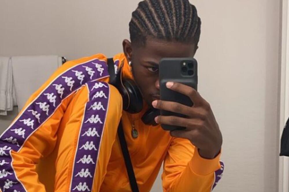 DA LI JE MOGUĆE DA SI TO OBUO? Reper prošetao gradom u PLATFORMAMA OD 20 CENTIMETARA: Ljudi ZGROŽENI prizorom!