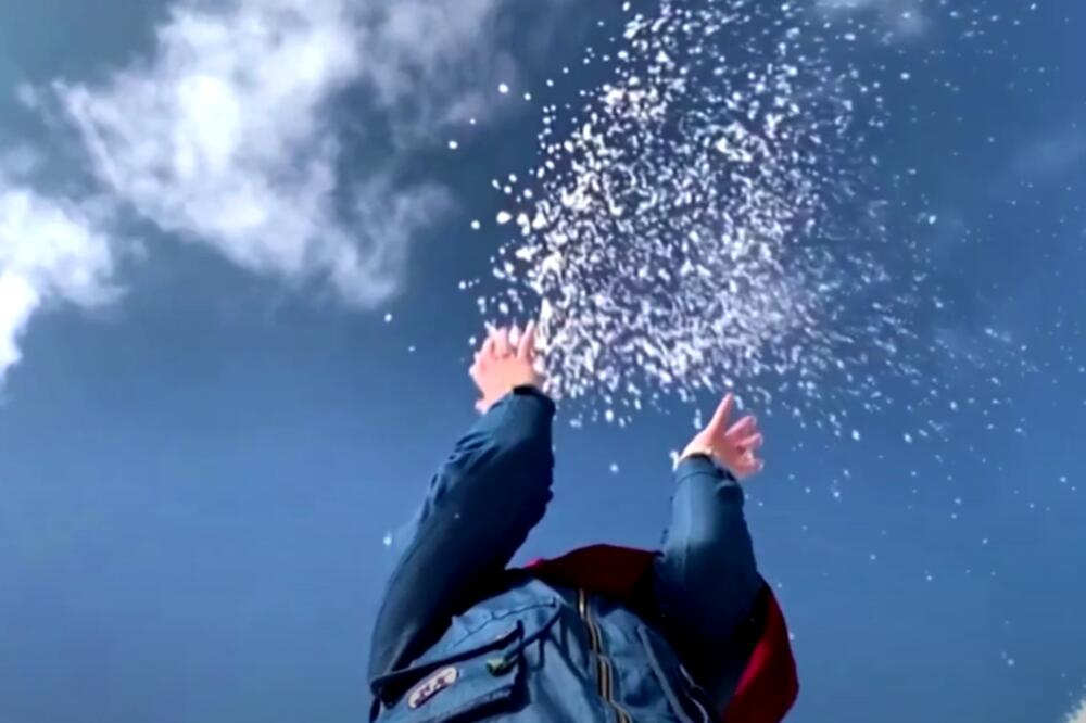 JEDINSTVEN PRIZOR! TURISTIČKA ATRAKCIJA KOJA JE POSTALA VEOMA POPULARNA: Pohrlili da uživaju u "snegu" (VIDEO)