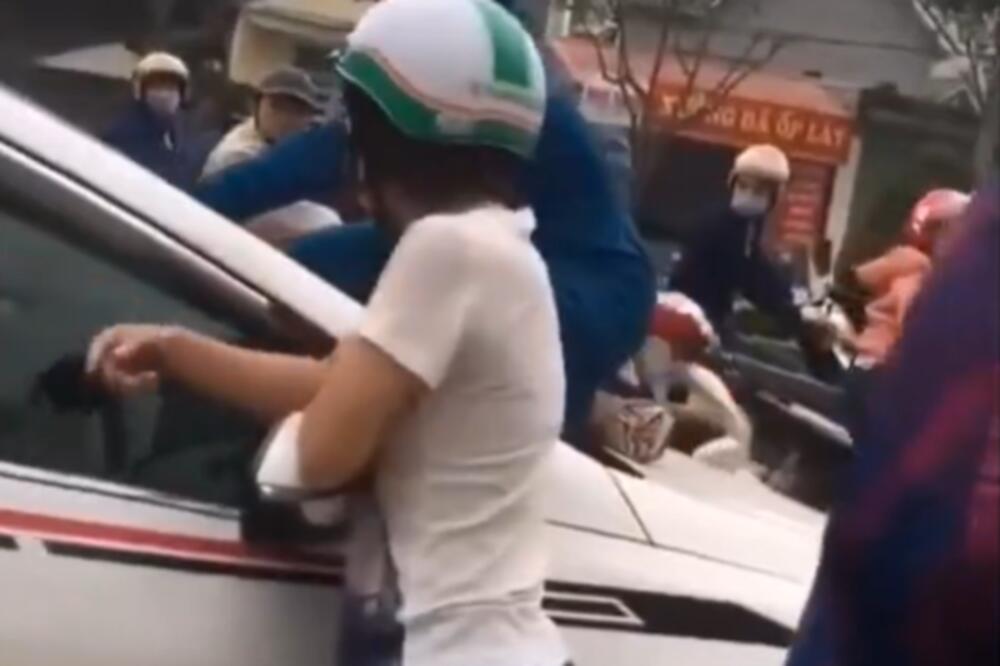 LJUBOMORNA ŽENA RAZBILA ŠOFERKU MUŽU I POKUŠALA DA MU IZBODE LJUBAVNICU: Ceo skandal SNIMLJEN (VIDEO)