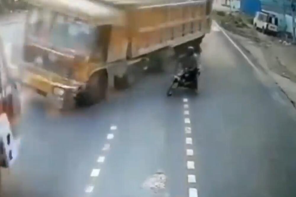 SUDAR PUTNIČKOG I TERETNOG VOZILA U BUJANOVCU! Hitna pomoć zbrinula teško povređenu osobu!