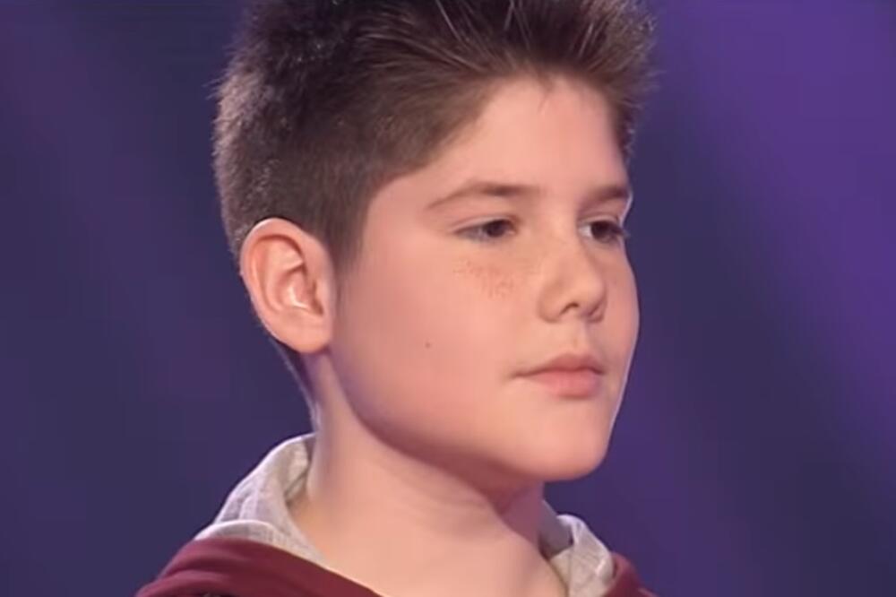 KRASIO JE PINKOVE ZVEZDICE ANĐEOSKIM GLASOM DEVOJKE KIDAJU NA NJEGA: Posvetio se školovanju, porastao-PRAVI FRAJER!