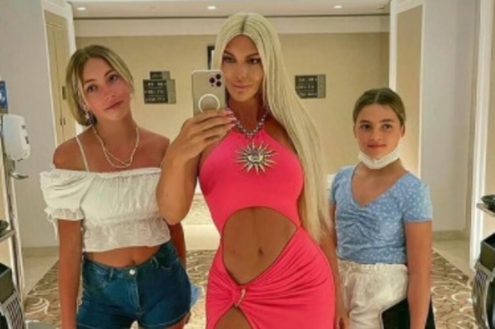 KARLEUŠINE ĆERKE ZBOG JEDNOG POTEZA POSTALE PRAVI HIT NA INTERNETU: Dok je Jelena šopingovala, one joj iza leđa...