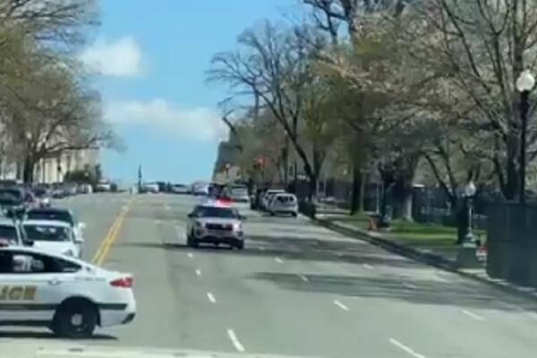 NOVI SNIMCI HAOSA U VAŠINGTONU: Nakon napada stižu JAKE POLICIJSKE SNAGE, sve je BLOKIRANO! (VIDEO)