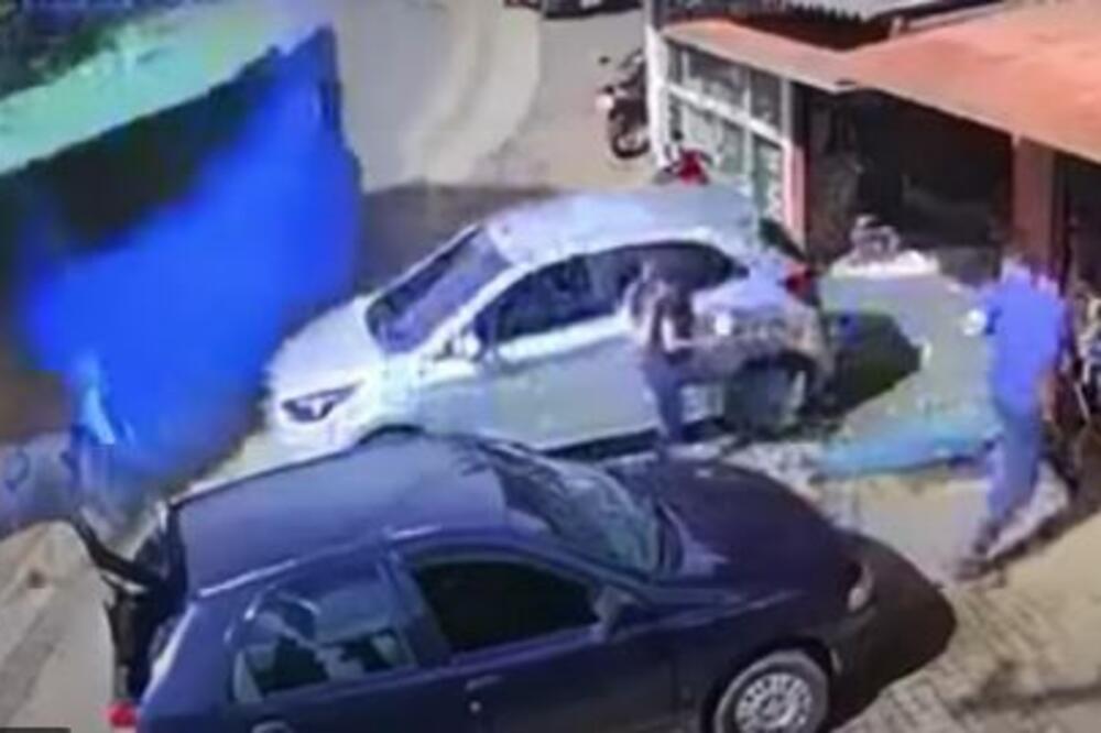 MOGLI SU SAMO DA GLEDAJU KAKO KAMION OD 10 TONA IDE KA NJIMA: Usledio je potpuni HAOS (VIDEO)