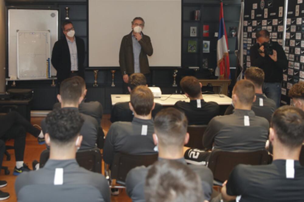 CRNO-BELI NA PREDAVANJU O OPAKOM NEPRIJATELJU! Bili su dosta znatiželjni da saznaju sve o njemu