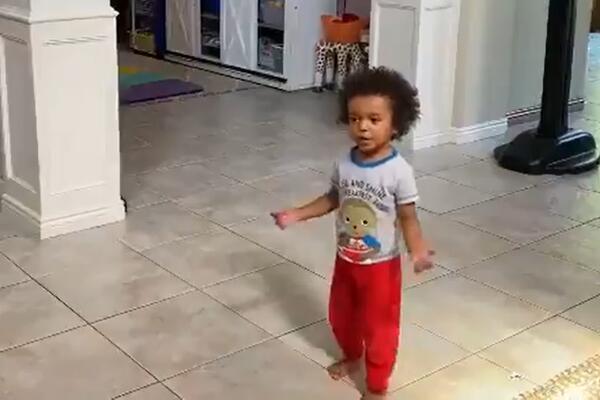 UPOZNAJTE DŽEJLENA - INTERNET SENZACIJU: Dečak "razbija" kako igra basket, ali briljira i u "treštoku"! (VIDEO)