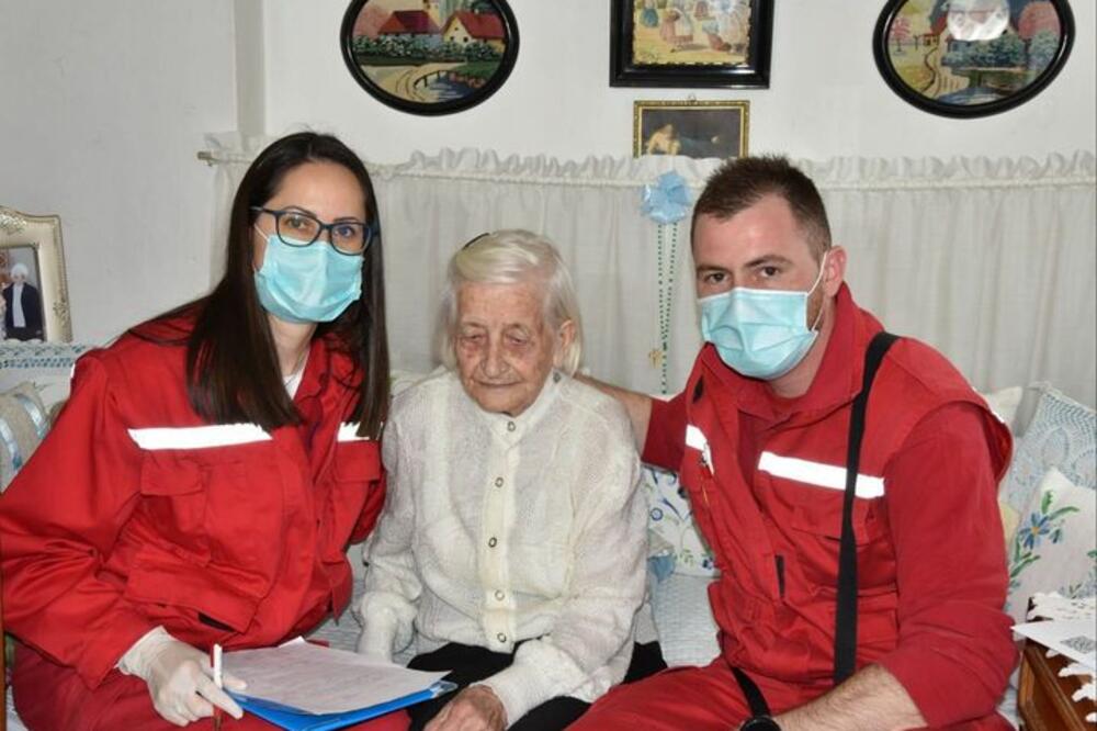 BAKA (107) IZ NOVOG SADA JE HEROJ SRBIJE! Primila je DRUGU DOZU VAKCINE, da nam je ŽIVA I ZDRAVA