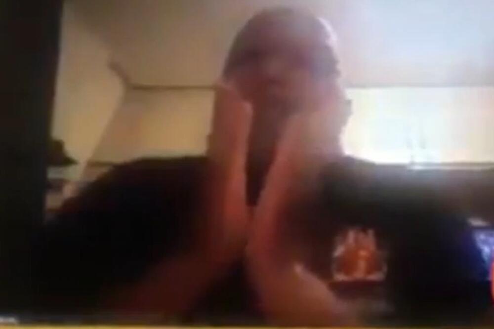 PUKLA BRUKA POLITIČARA: Uključio se na važan sastanak na Zoom, SVI MU GLEDALI U ŽENU! (VIDEO)