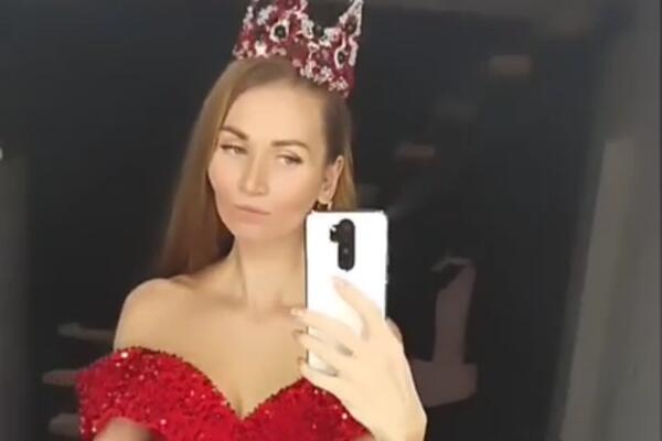 RUSKA ZLATOKOSA OTKRILA KAKO NEGUJE KOSU: Nije se šišala 17 godina, dužina kose joj je 172 cm! (FOTO)