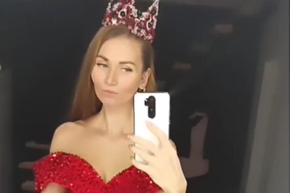 RUSKA ZLATOKOSA OTKRILA KAKO NEGUJE KOSU: Nije se šišala 17 godina, dužina kose joj je 172 cm! (FOTO)