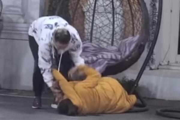 PEVAČICA PALA U NESVEST, RAZBILA SE O POD: Odmah joj je ukazana POMOĆ, KAMERA SVE ZABELEŽILA!