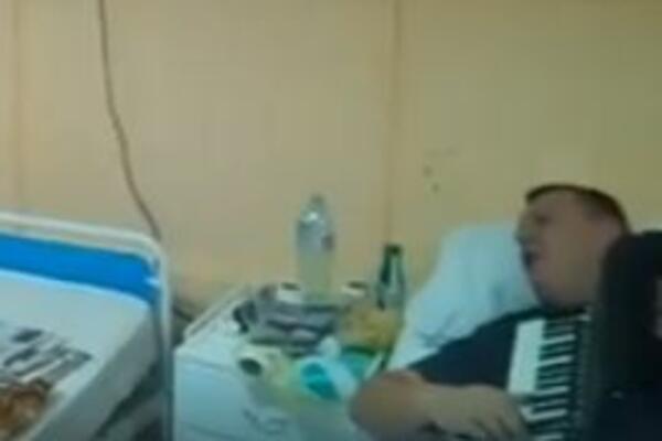 JOŠ JEDAN SNIMAK SVIRKE KOVID BOEMA: Slavujče zabavljao cimere i sa nogom u gipsu (VIDEO)