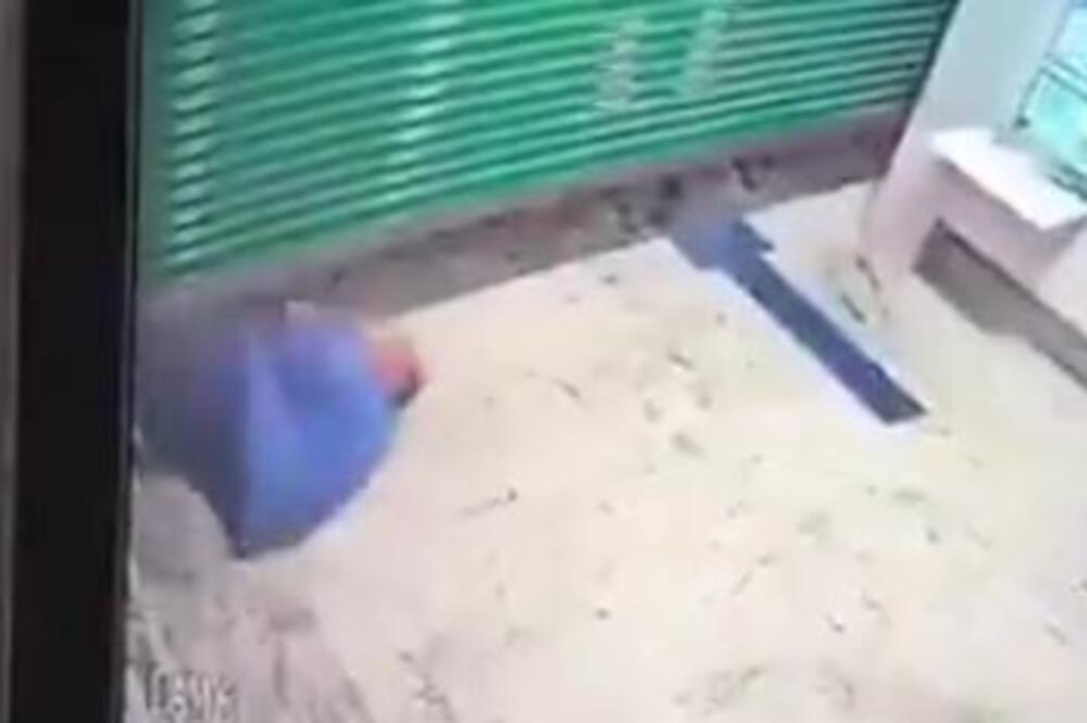 ČIČA UPAO U MENJAČNICU KAO NINĐA! Radnik obezbeđenje izvukao PIŠTOLJ, ali onda je shvatio sve (VIDEO)